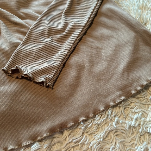 Elloh Scalloped Edge Mock Turtleneck, NWOT, size M. - Picture 2 of 4